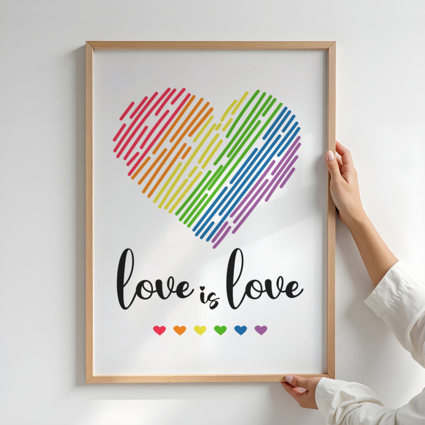 Love is Love Heart plakat i eikeramme med grafisk regnbuehjerte