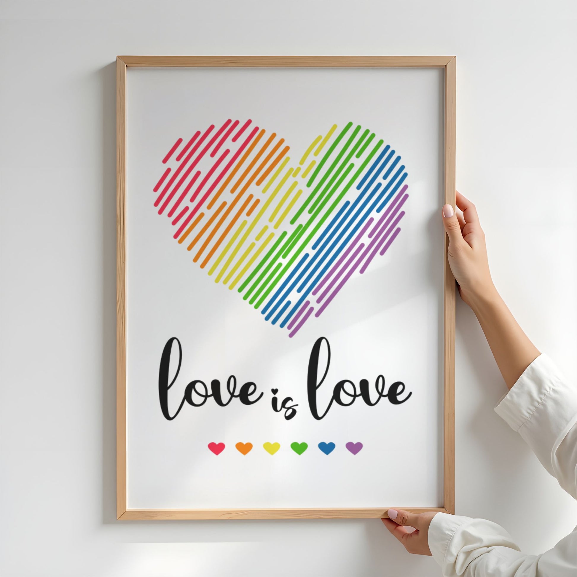 Love is Love Heart plakat i eikeramme med grafisk regnbuehjerte