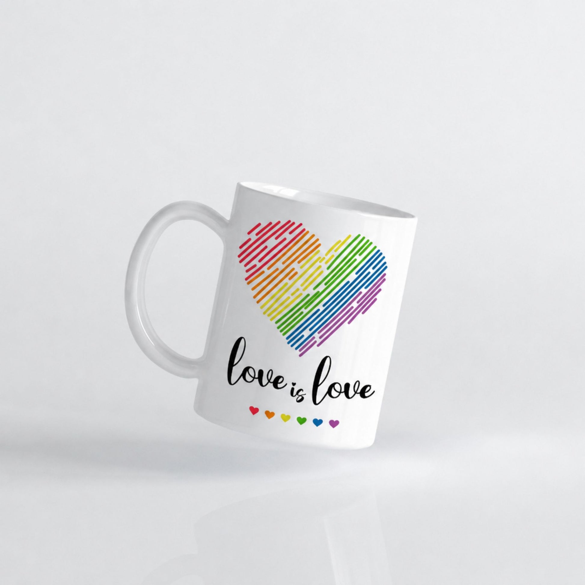 Love is Love keramikkrus med regnbuehjerte på lys bakgrunn.