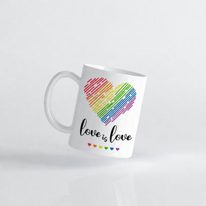Love is Love keramikkrus med regnbuehjerte på lys bakgrunn.