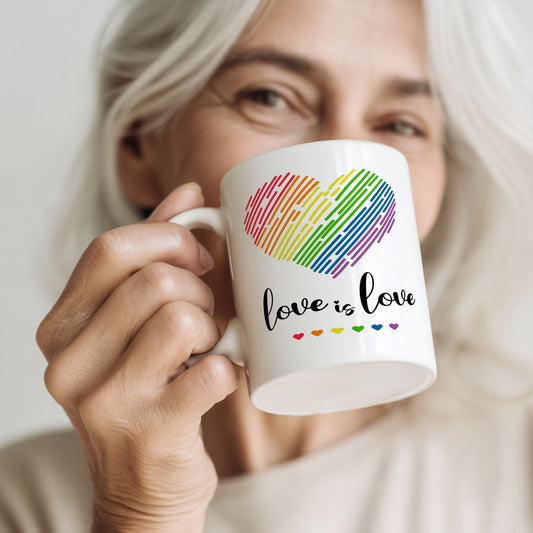 Kvinne holder keramikkrus med regnbuehjerte og teksten Love is Love.