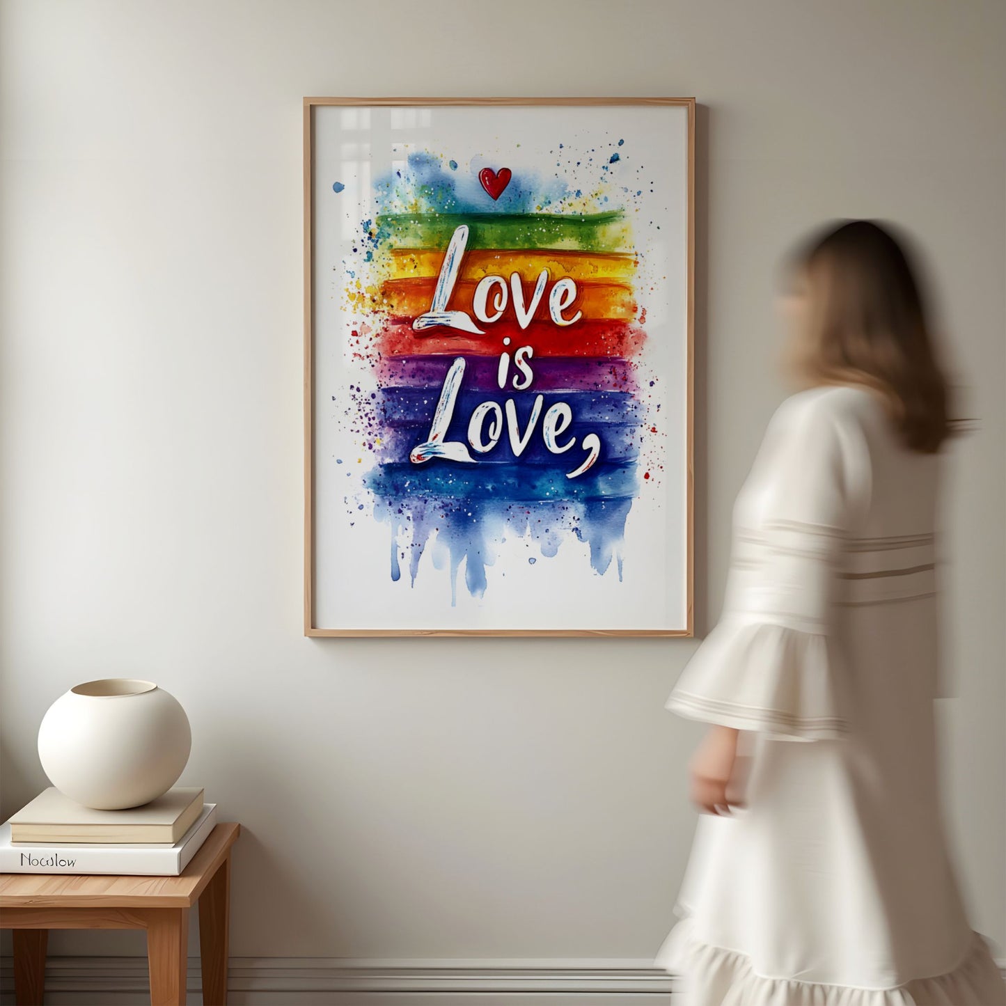 Love is Love Watercolor vist på vegg i moderne interiør