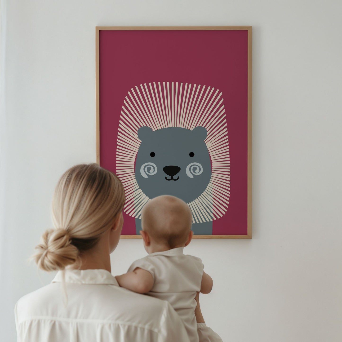 Løve plakat på vegg i barnerom med mor og barn