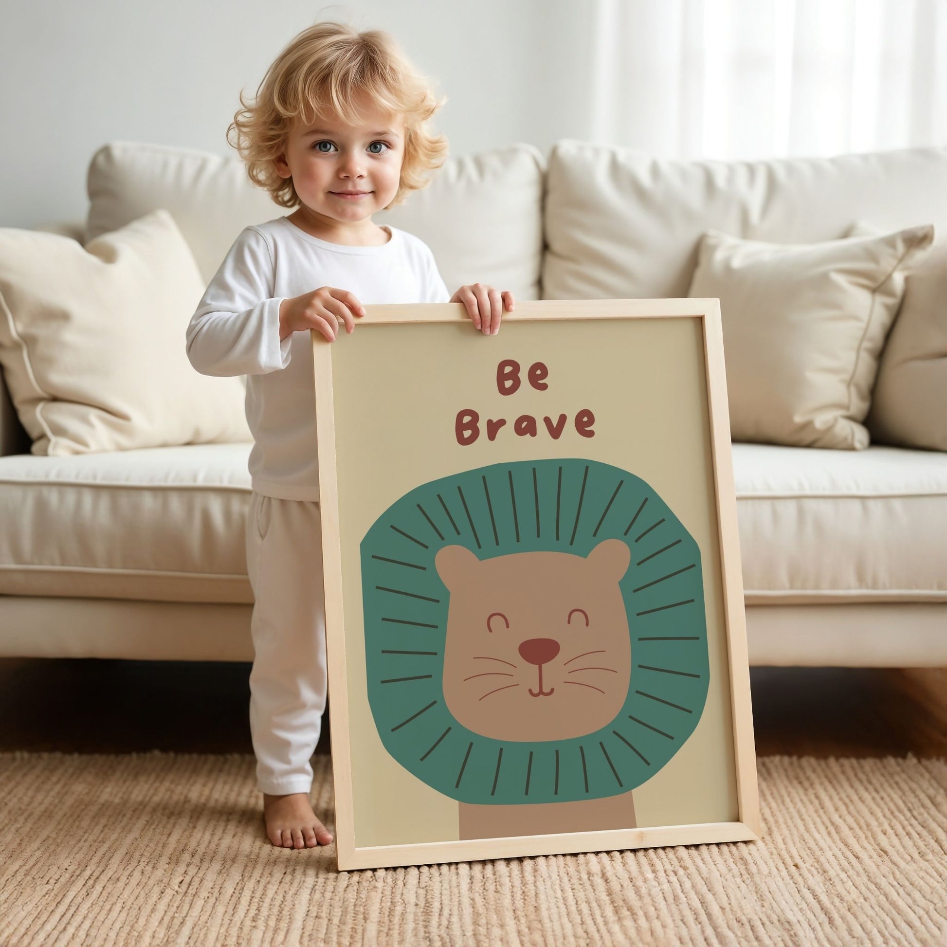 Barn holder løve plakat Be Brave som viser størrelse og uttrykk