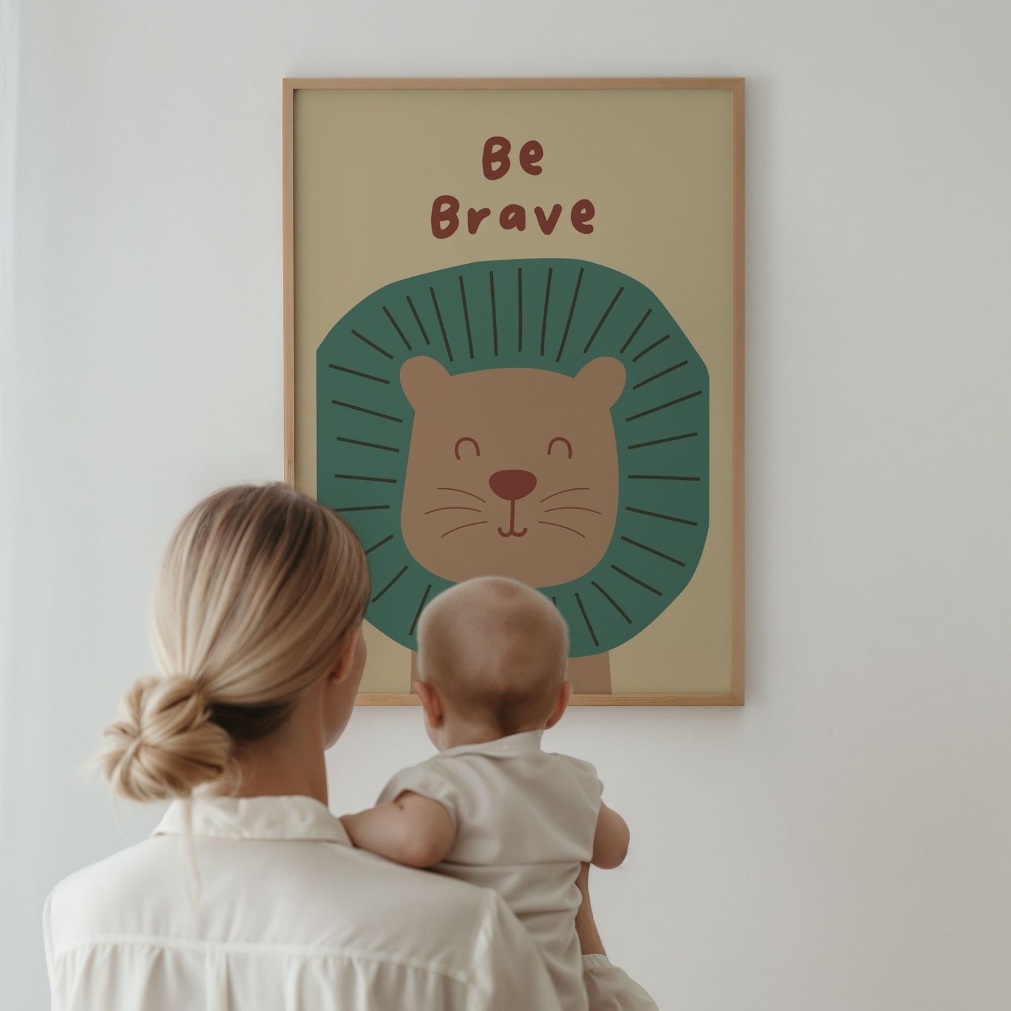 Løve plakat Be Brave på vegg i barnerom med mor og barn
