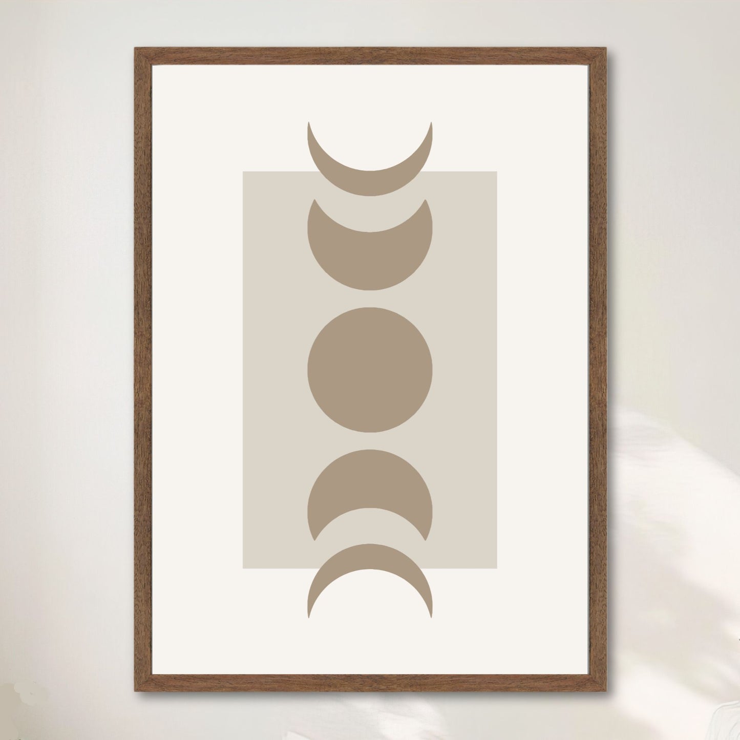 Lunar Harmony – geometrisk plakat med månefaser. Illustrasjon viser plakat i valnøtt ramme.