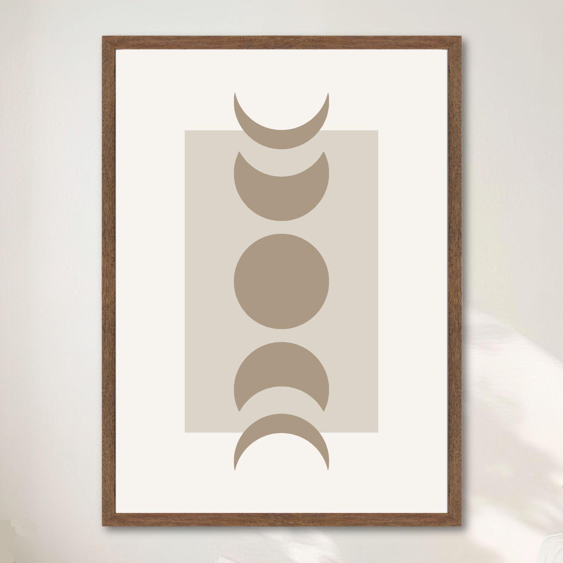 Lunar Harmony – geometrisk plakat med månefaser. Illustrasjon viser plakat i valnøtt ramme.