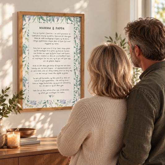 Par som står sammen og betrakter Mamma og pappa-plakat på veggen. Digitalt produkt.