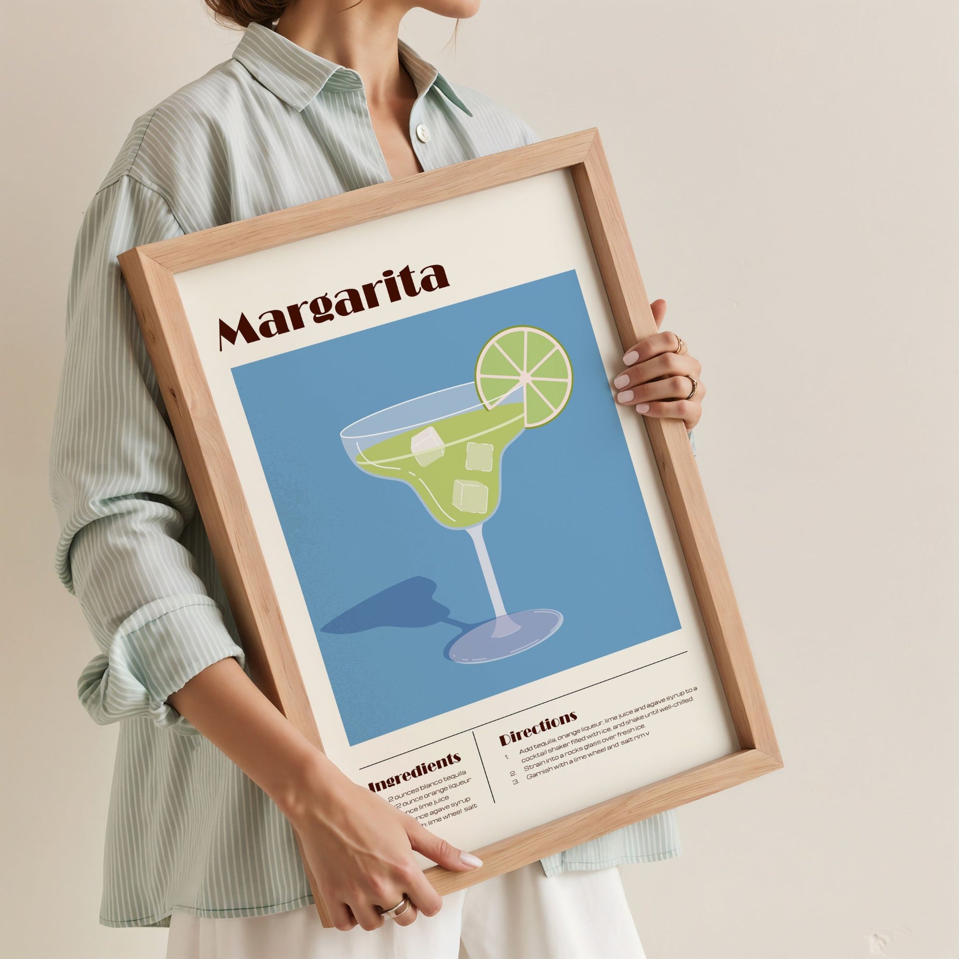 Margarita plakat med oppskrift i ramme holdt i hånd – moderne cocktailplakat til vegg