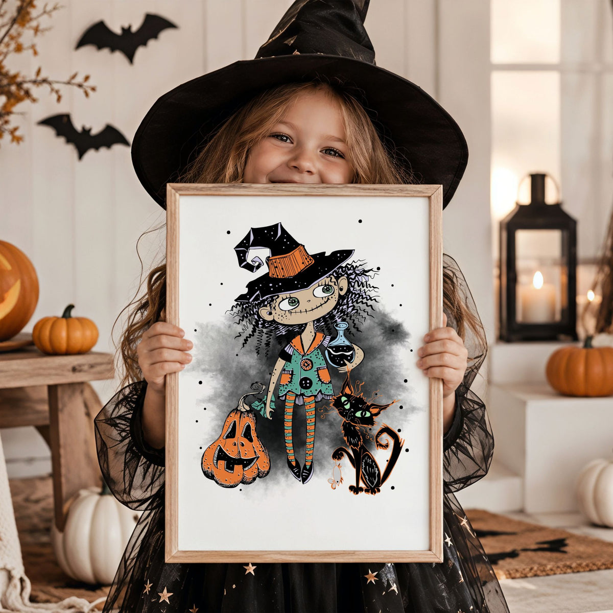 Barn i heksehatt holder Midnight Mischief Halloween-plakat med heks, katt og gresskar