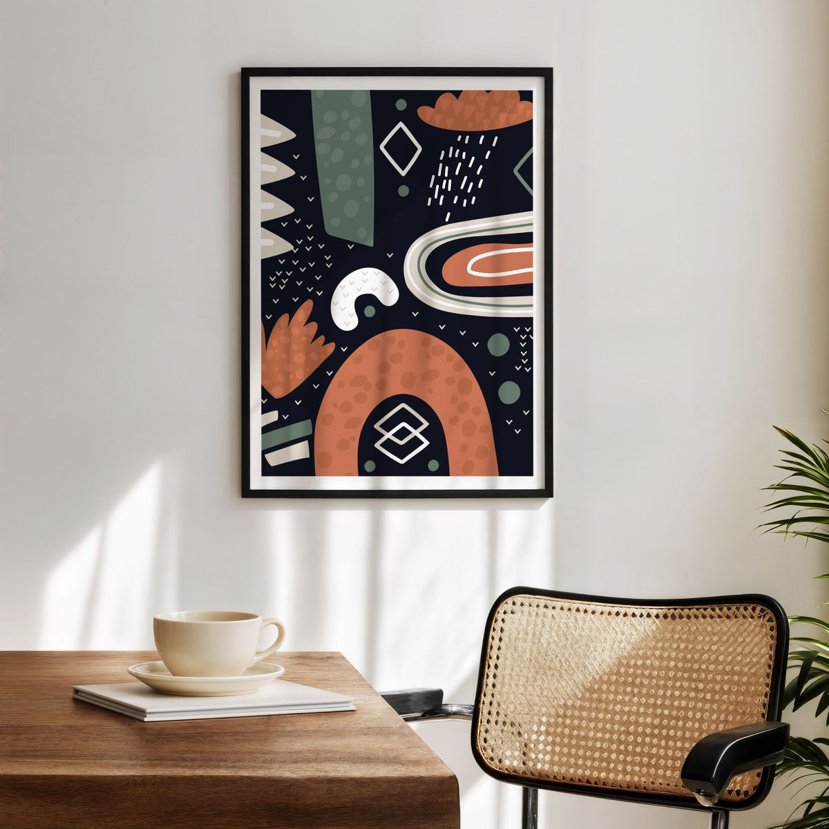 Midnight Rhythm grafisk plakat med svart ramme i moderne hjemmekontor