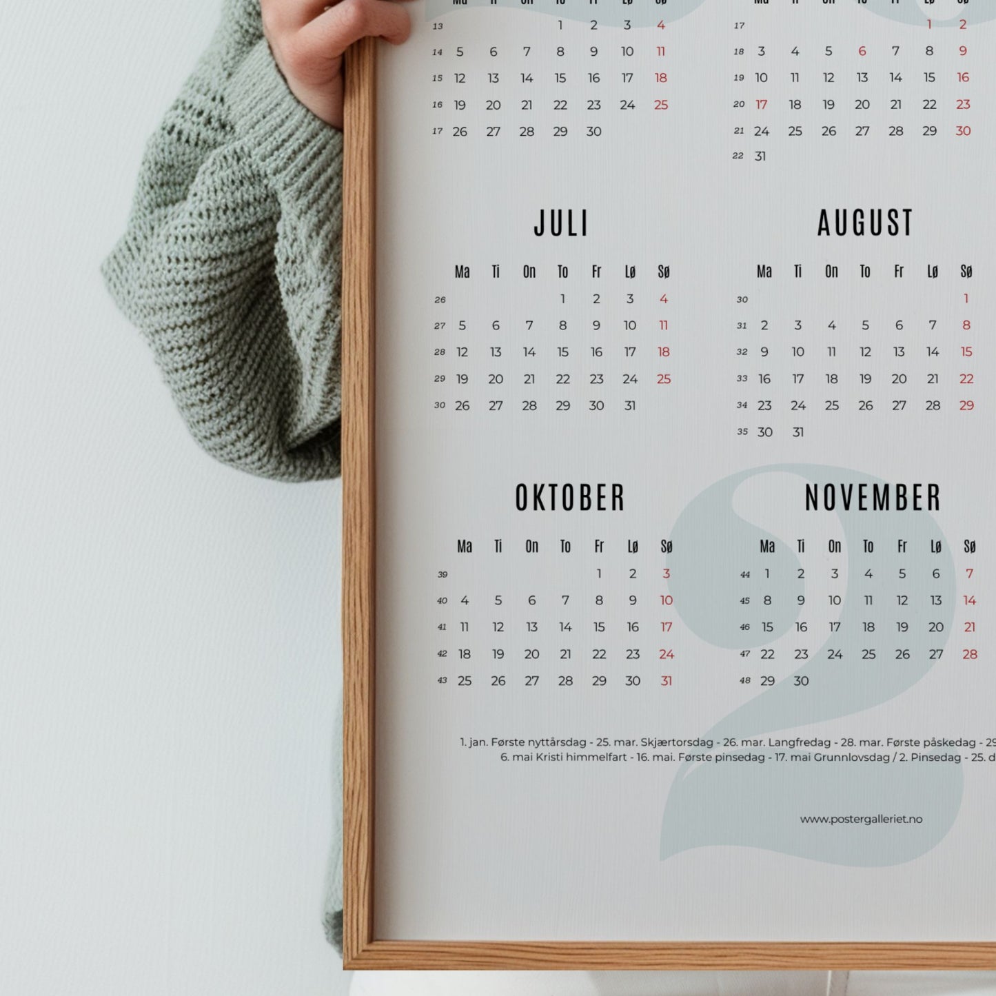 Detaljbilde av minimalistisk kalender 2027 med måneder, datoer og ukenummer