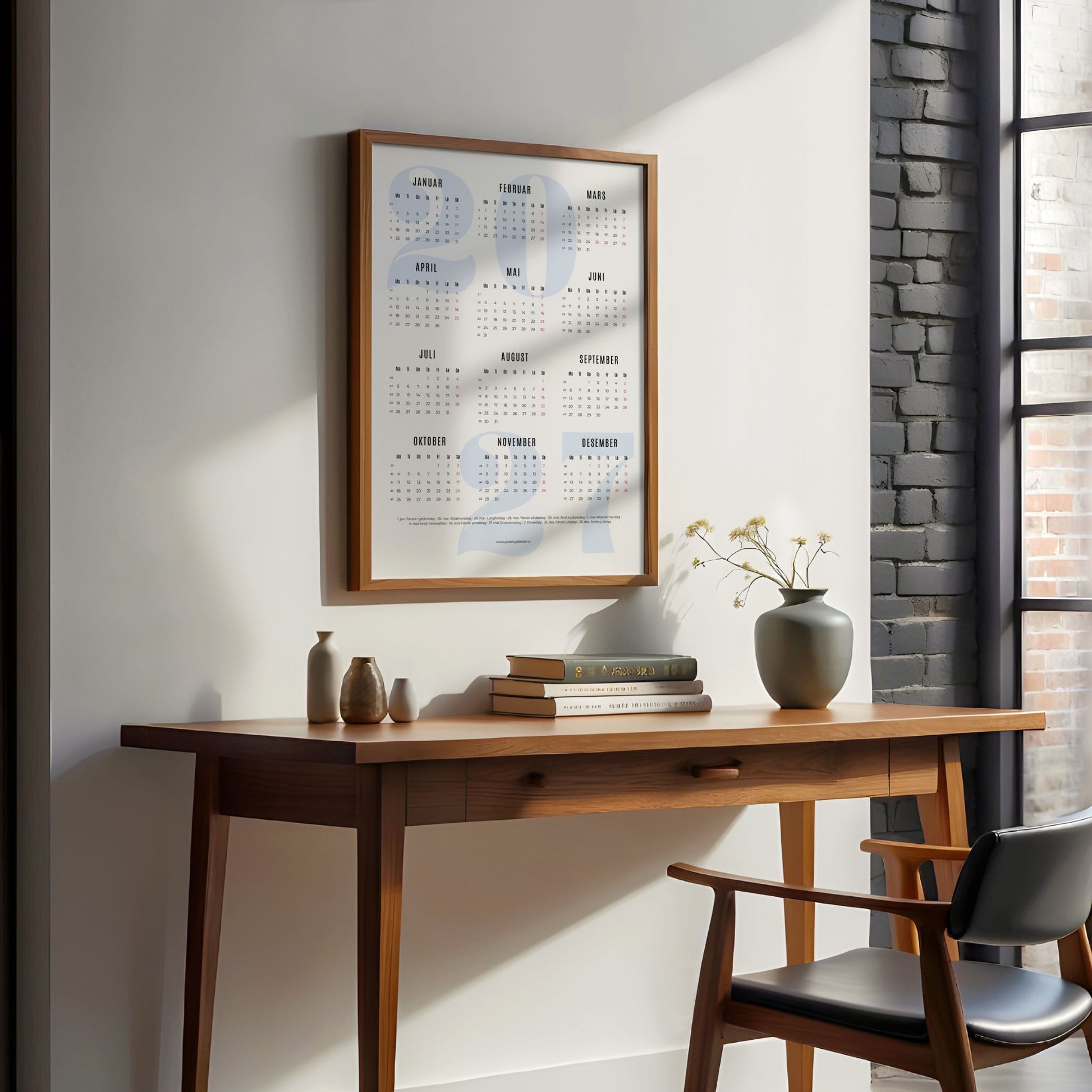 Minimalistisk kalender 2027 i treramme over skrivebord i moderne interiør