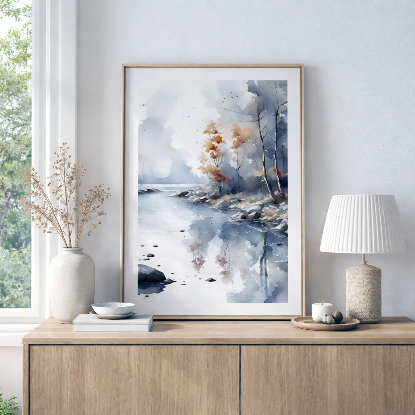 Misty River Bend vertikal plakat plassert over skjenk i lyst nordisk interiør