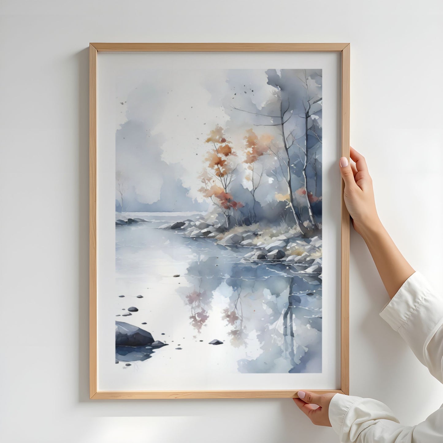 Misty River Bend vertikal plakat vist med person for å illustrere størrelse og format