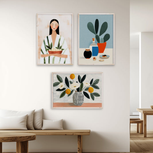 Plakatsett med tre illustrasjoner i serien Modern Gouache – Poetic Balance, med figurativ kunst, botaniske elementer og stilleben i rolige fargetoner.