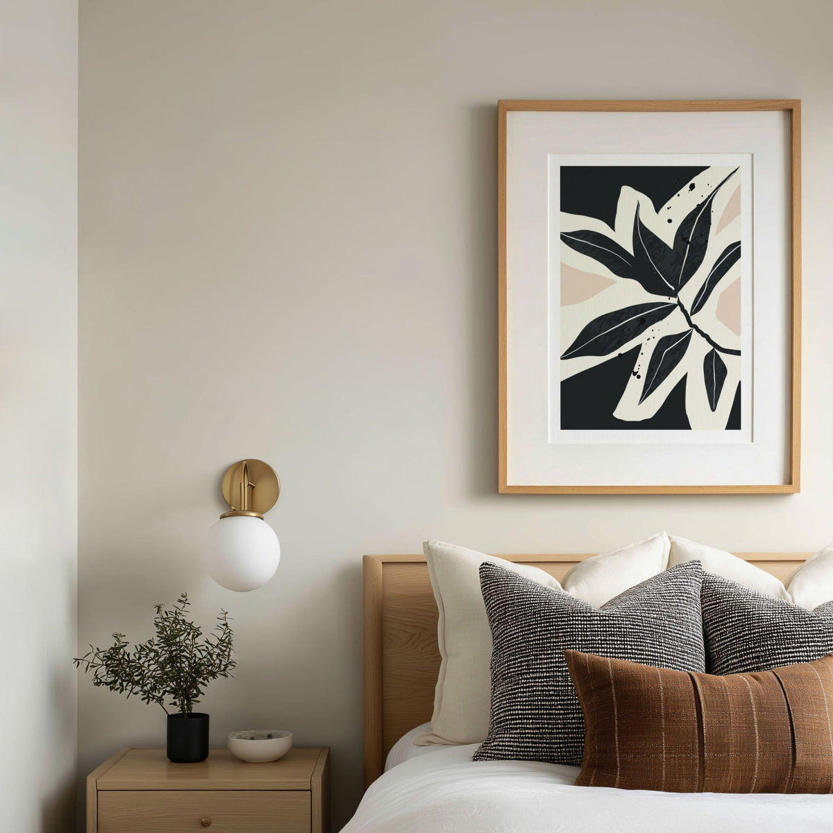 Monochrome Botanica No1 botanisk plakat med eikeramme på soverom