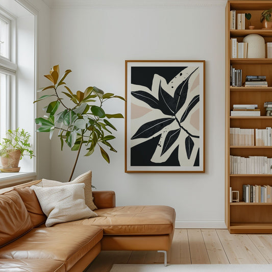 Monochrome Botanica No1 botanisk plakat i stue med cognacfarget sofa