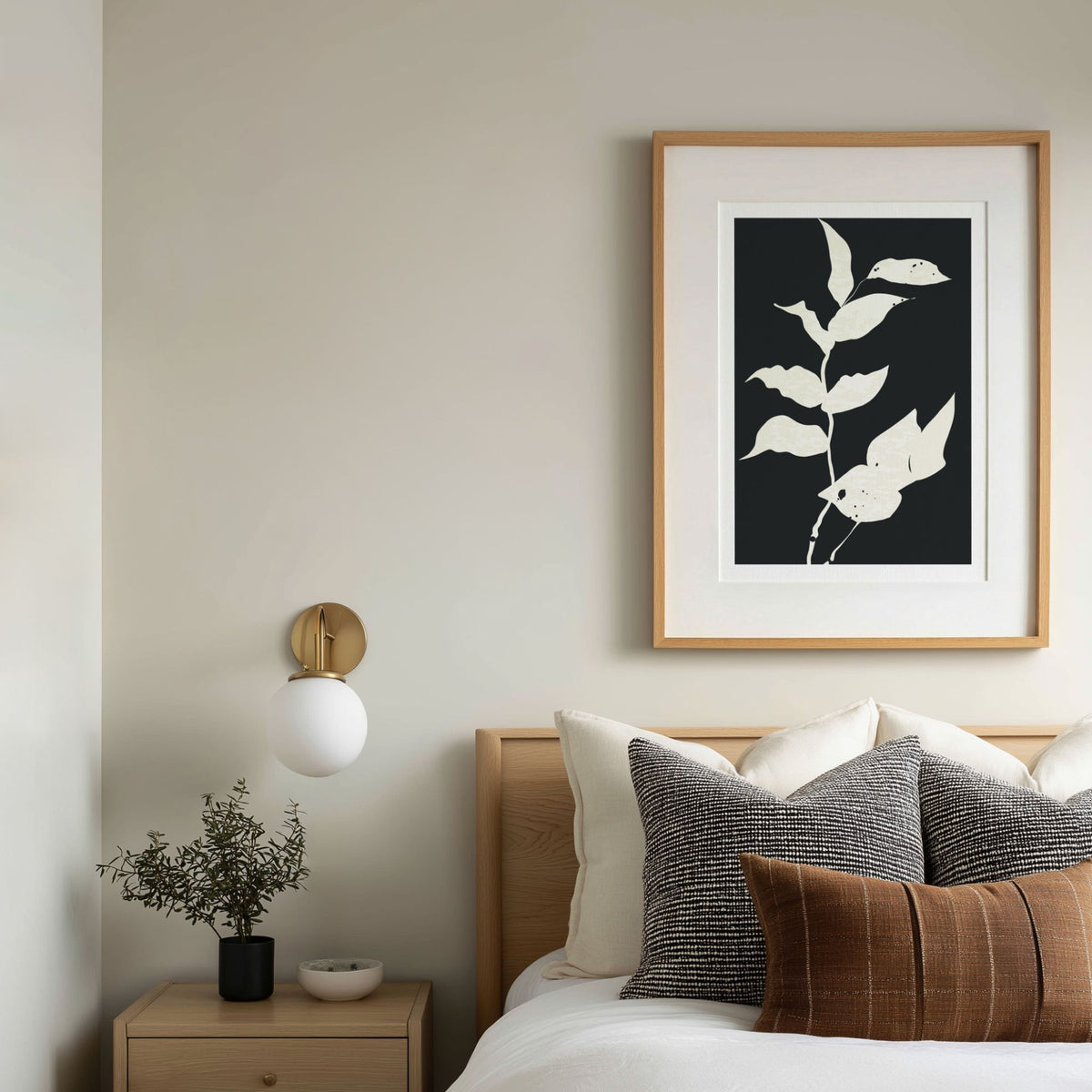 Monochrome Botanica No2 botanisk plakat med eikeramme på soverom