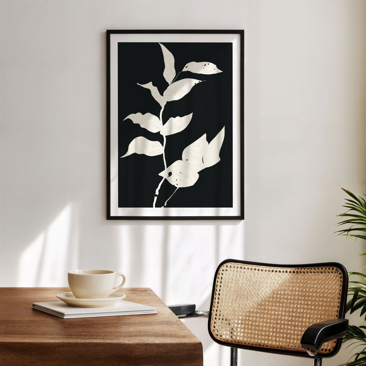 Monochrome Botanica No2 grafisk plakat med sort ramme ved spiseplass