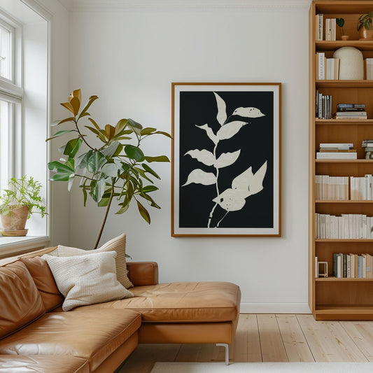 Monochrome Botanica No2 botanisk plakat i stue med cognacfarget sofa
