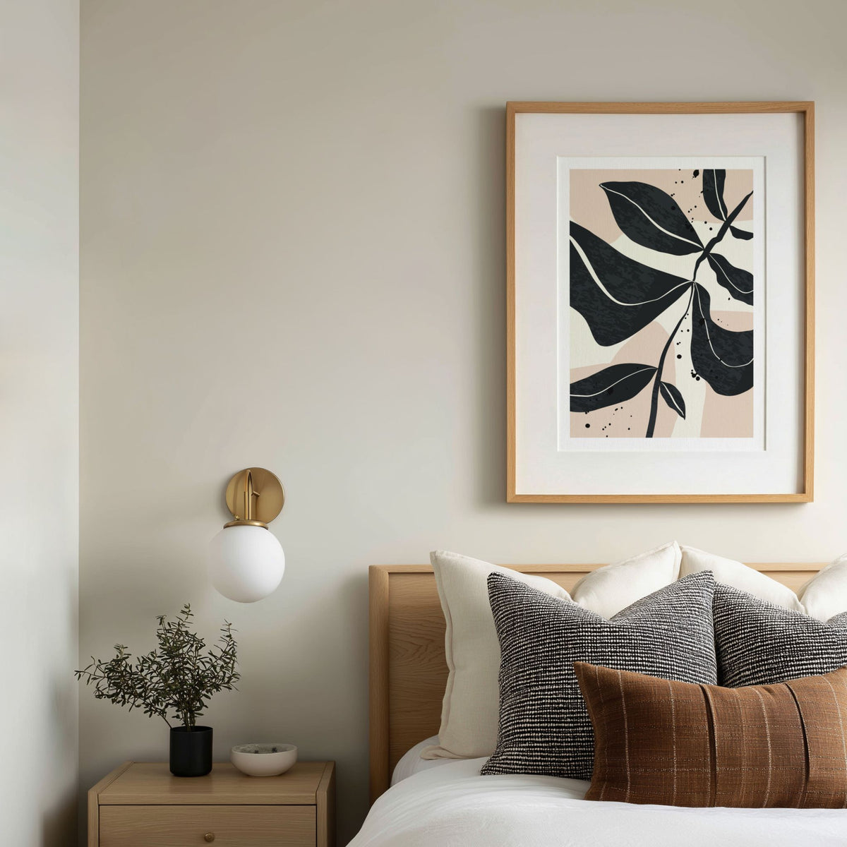 Monochrome Botanica No3 botanisk plakat med eikeramme på soverom