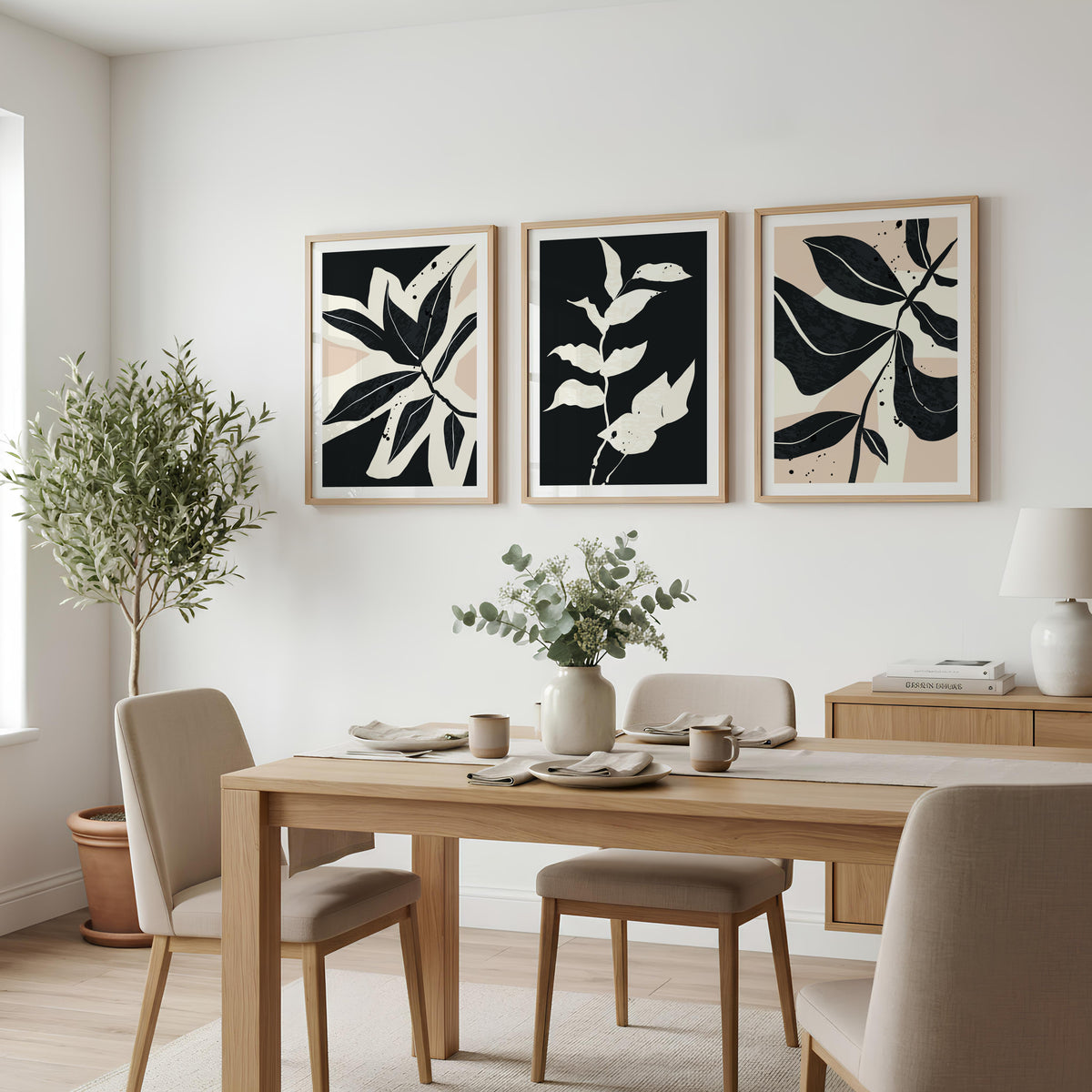 Monochrome Botanica plakatserie med tre botaniske plakater i lys spisestue