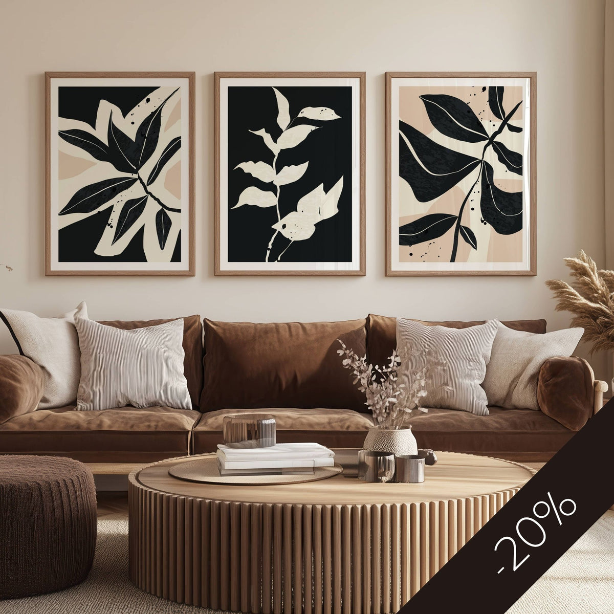 Monochrome Botanica – tre botaniske plakater i sort og beige over brun sofa