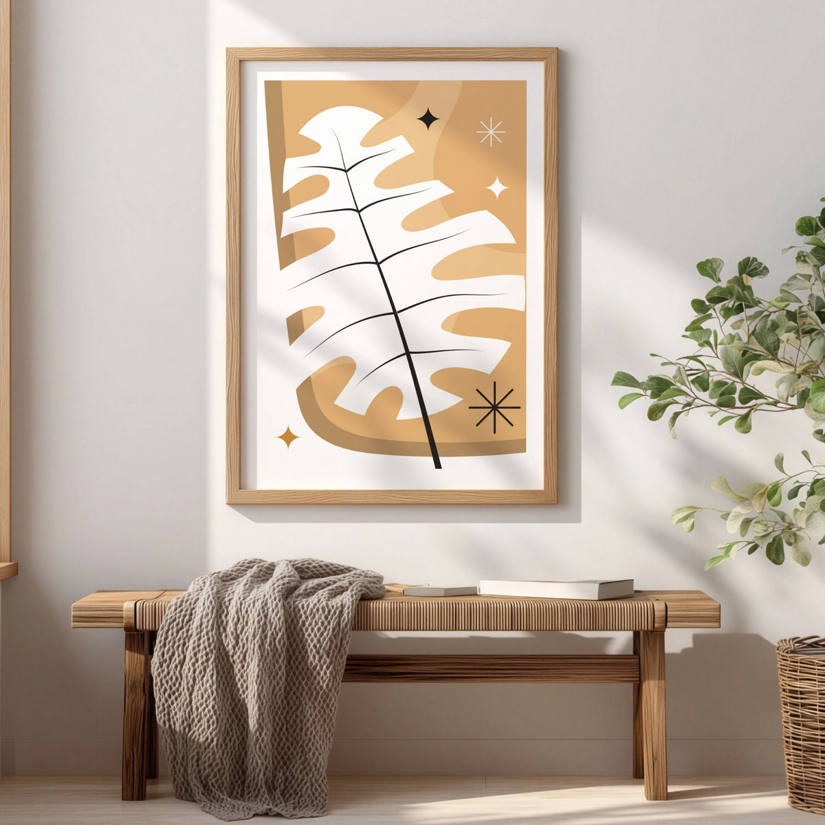 Monstera Glow botanisk boho-plakat i eikeramme over trebenk i lyst interiør