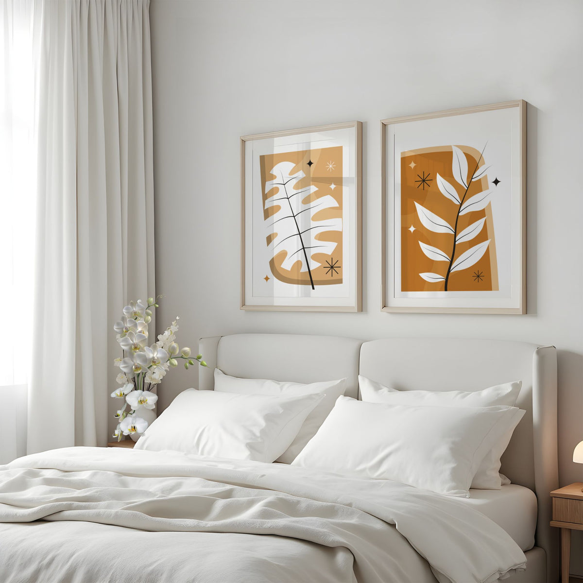 Monstera Glow og Golden Branch botanisk plakatduo i lyst soverom med lyse trerammer