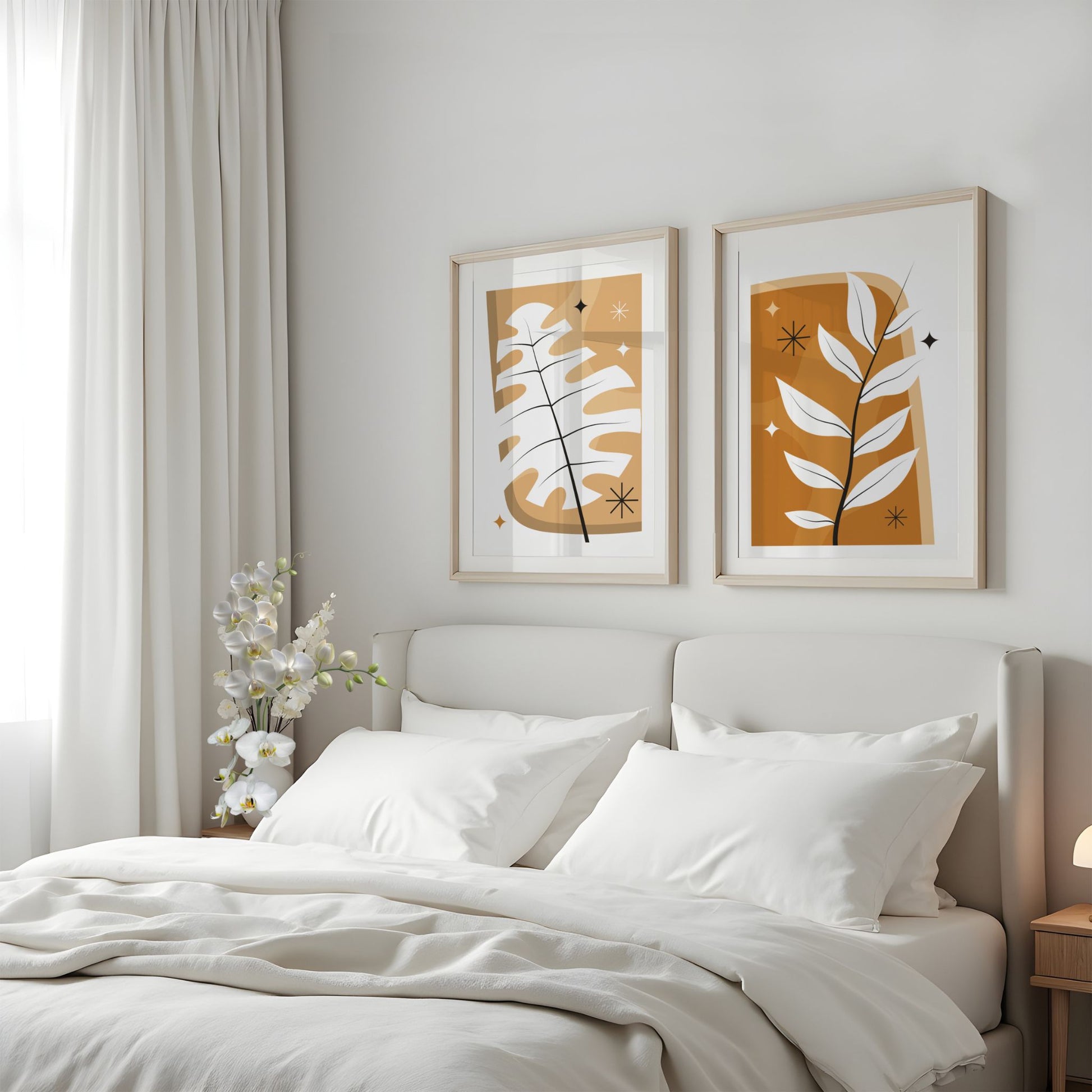 Monstera Glow og Golden Branch botanisk plakatduo i lyst soverom med lyse trerammer