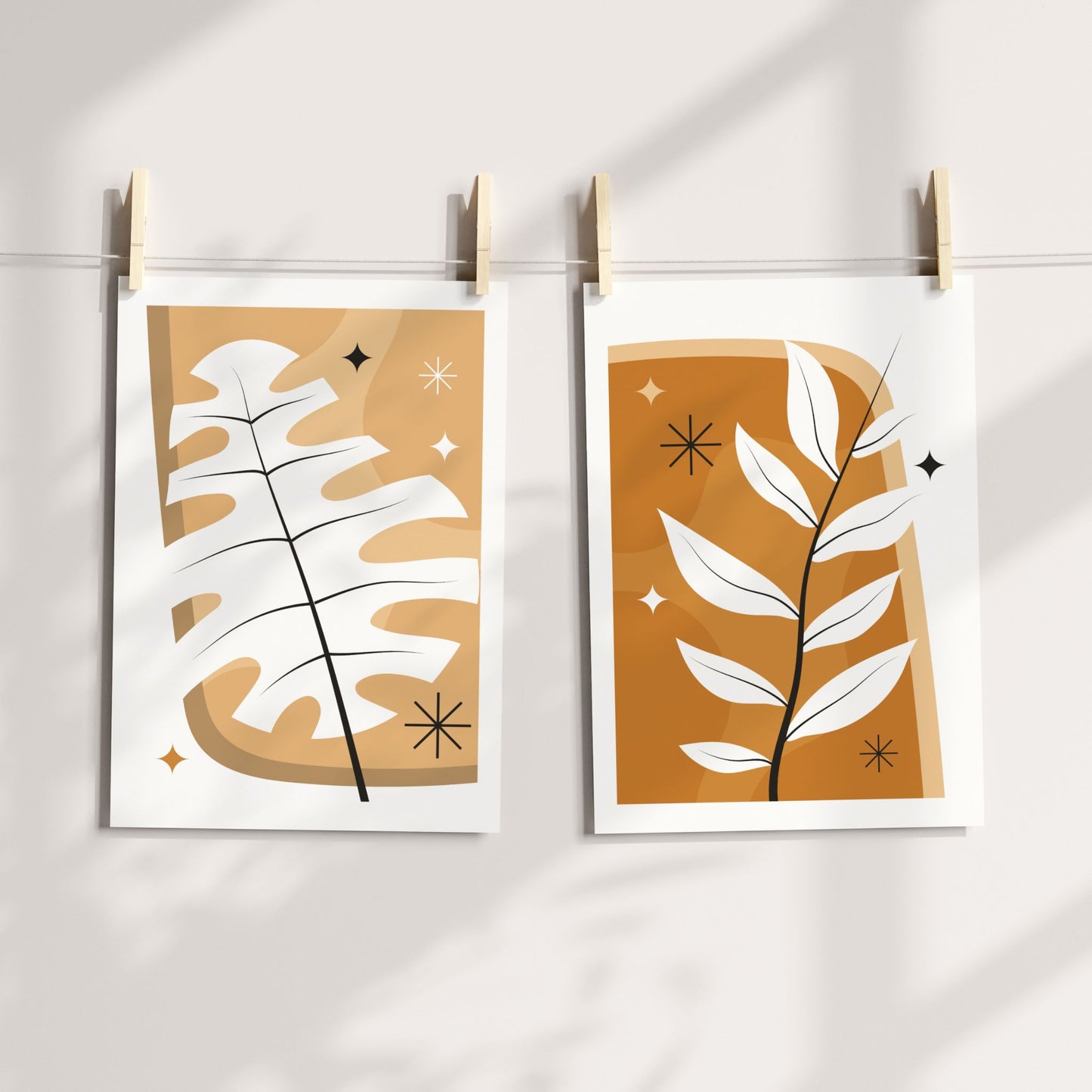 Monstera Glow og Golden Branch grafiske botaniske plakater med okerfarger, bladmotiver og stjernedetaljer