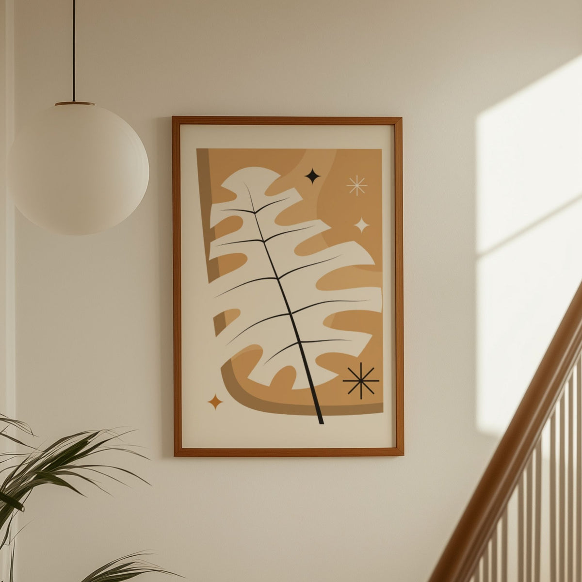 Monstera Glow grafisk plakat med monsterablad i varmt moderne interiør ved trapp