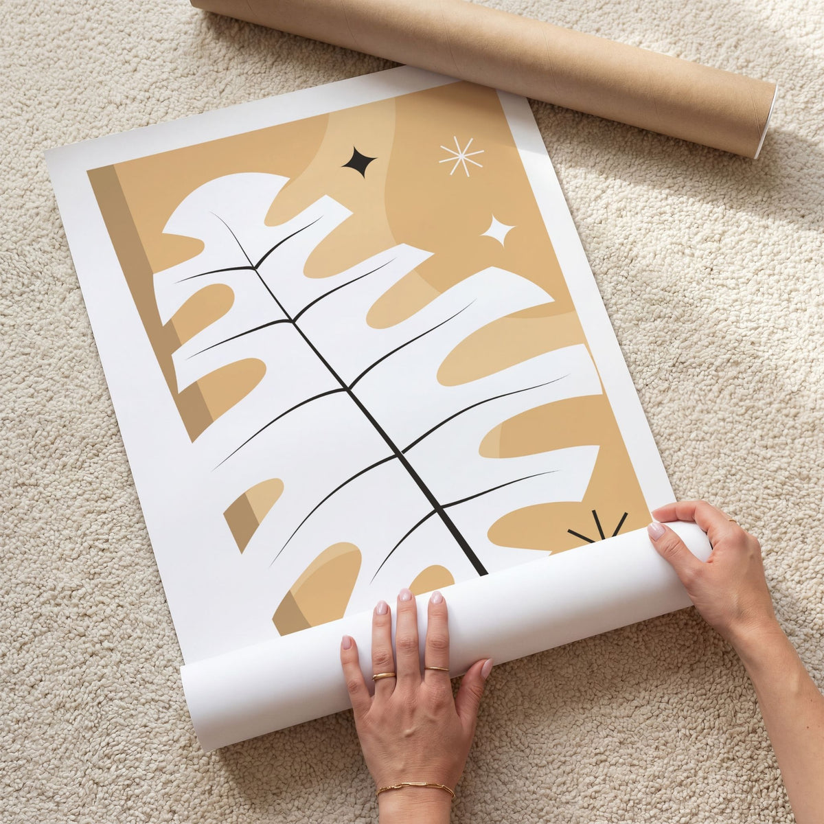 Monstera Glow grafisk boho-plakat med detaljvisning av stilisert monsterablad i beige og oker
