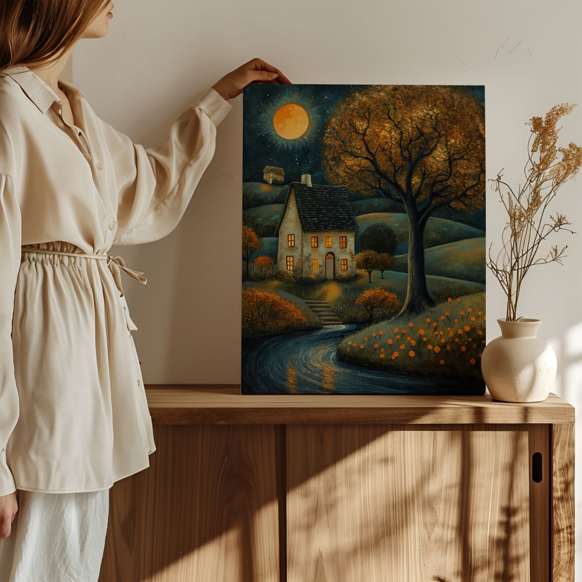 Kunstplakat Moonlit Autumn Cottage – stemningsfullt høstmotiv med lite hus, stort tre, elv og gyllen måne. Illustrasjon viser motivet på lerret.