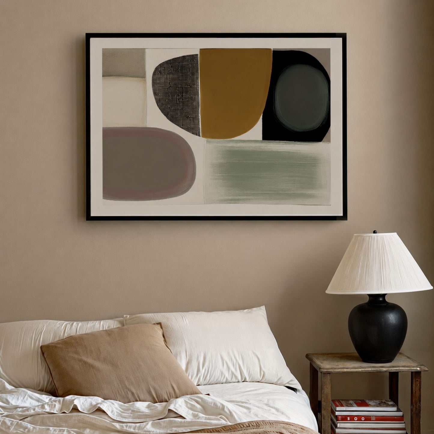 Natural Rhythm grafisk plakat i sort ramme over seng i rolig, moderne soverom med jordfarger.