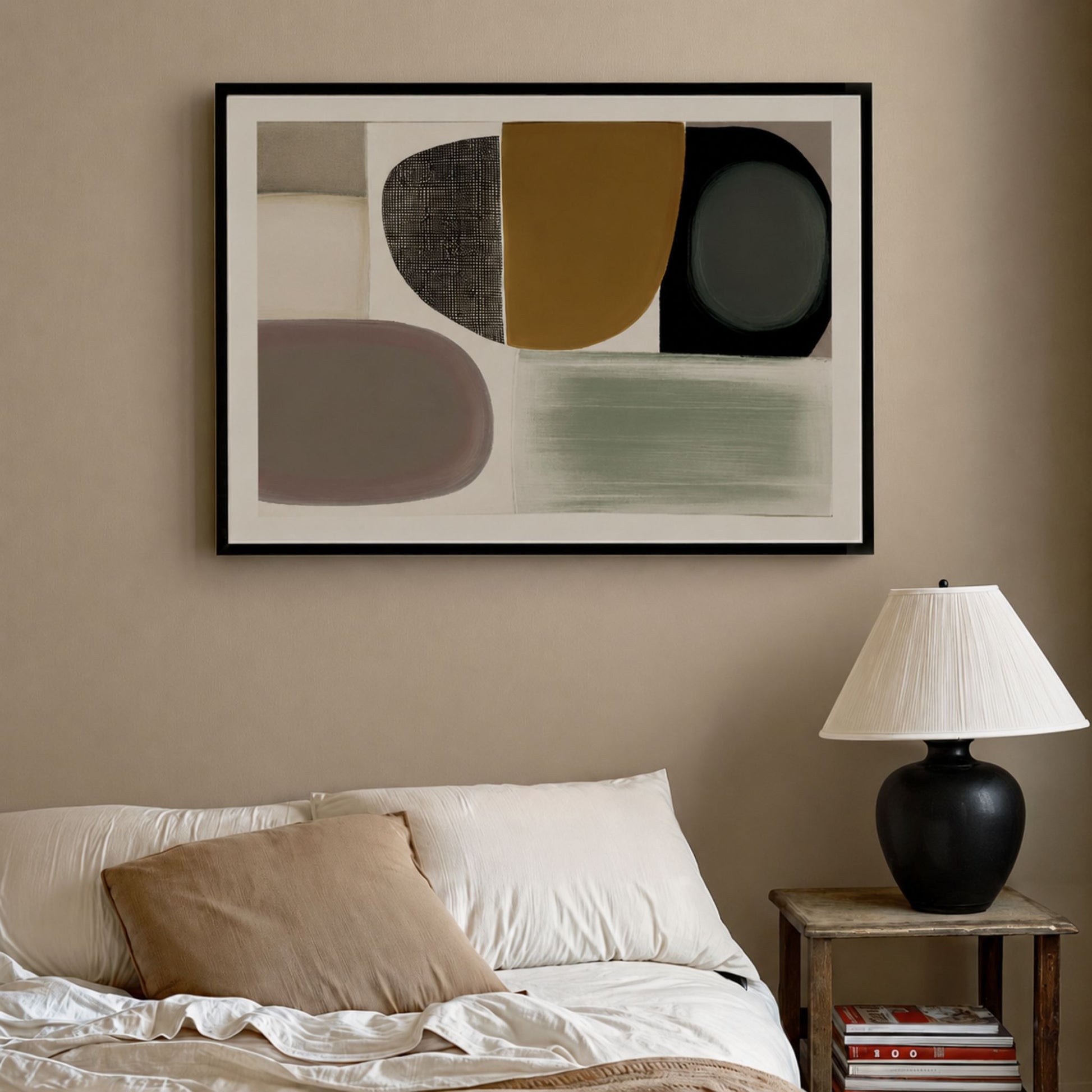 Natural Rhythm grafisk plakat i sort ramme over seng i rolig, moderne soverom med jordfarger.