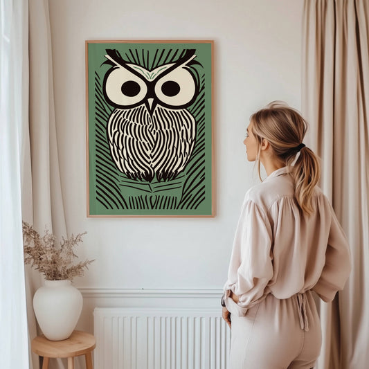 Night Owl ugleplakat vist på vegg i lyst nordisk interiør.