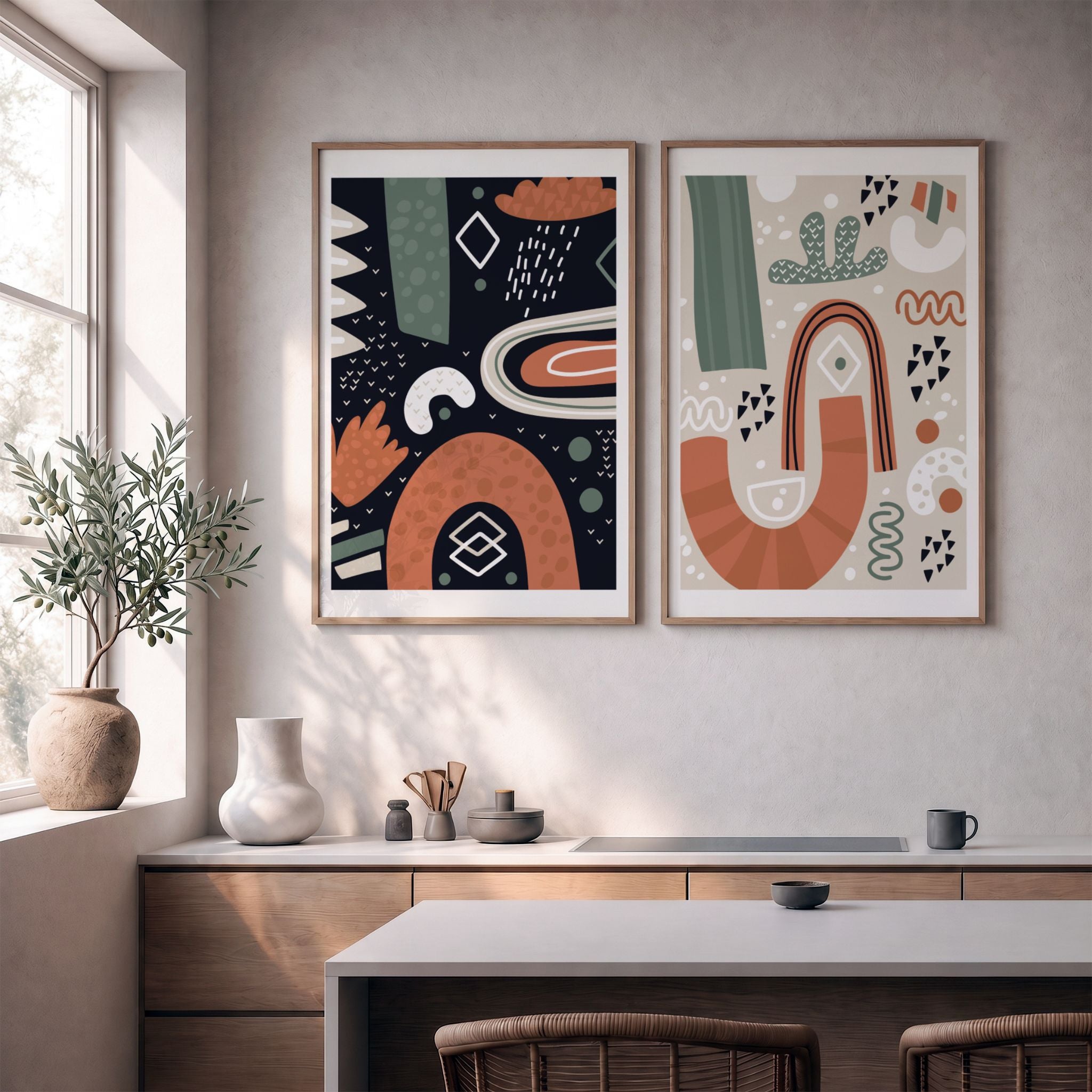 Nordic Abstractions No1 og No2 som grafisk plakatduo i moderne kjøkken med nordisk interiør