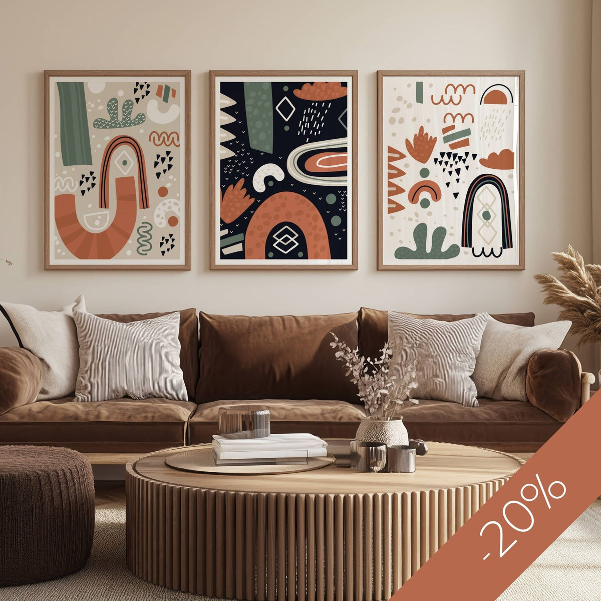 Nordic Abstractions Trio med tre grafiske plakater i terrakotta, grønt og beige over brun sofa