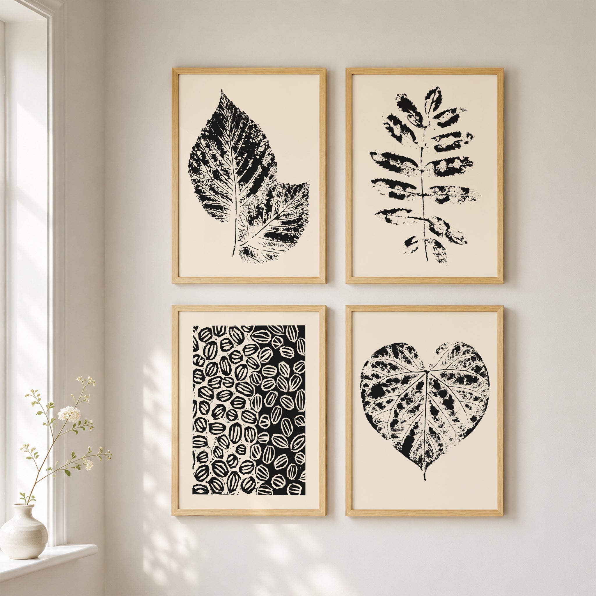 Inspirasjonsbilde som viser hvordan Nordic Botanical-plakatene kan kombineres med andre motiver i Nordic Botanical Collection for å skape en harmonisk gallerivegg.