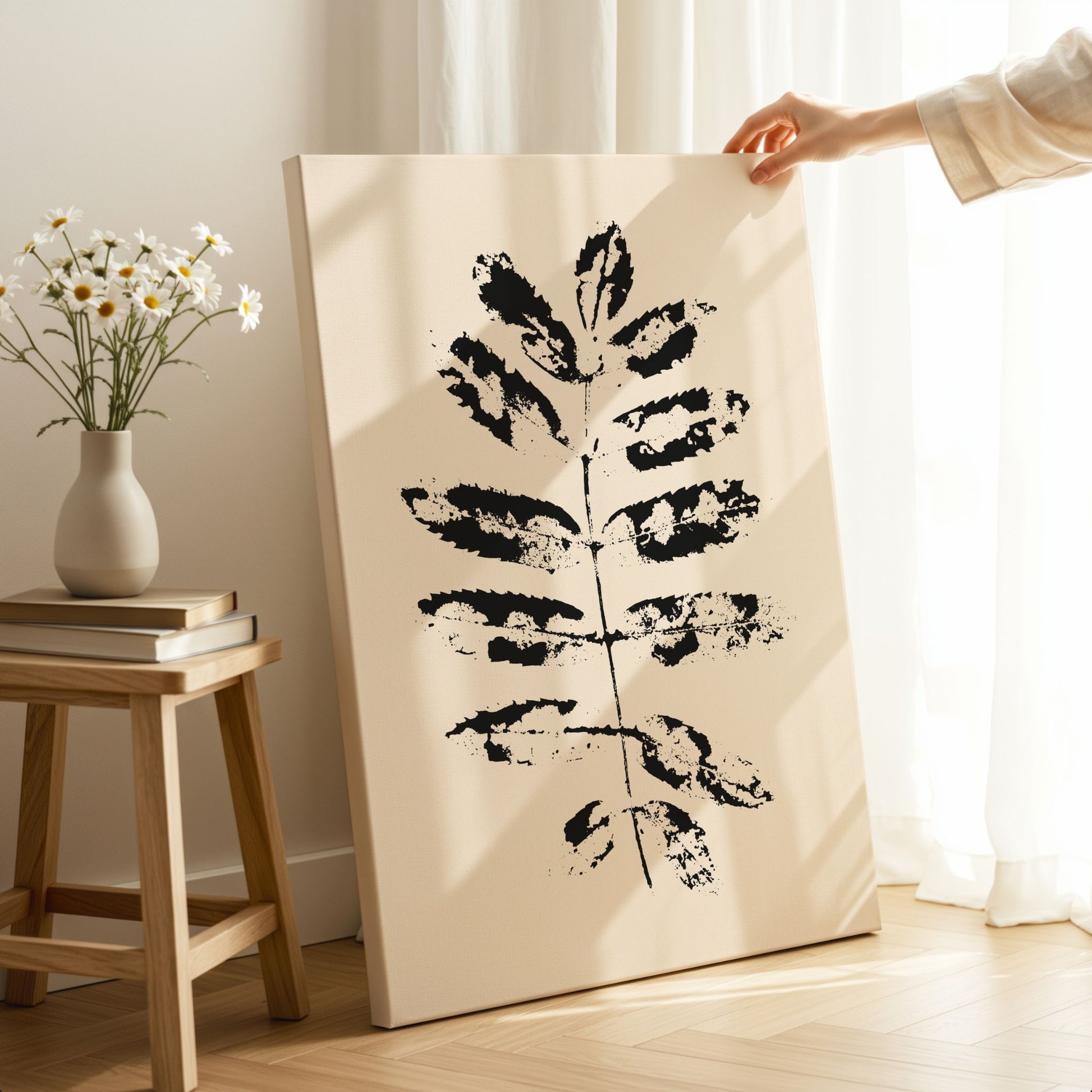 Nordic Botanical No1 som lerret med grafisk botanisk bladmotiv i moderne interiør.