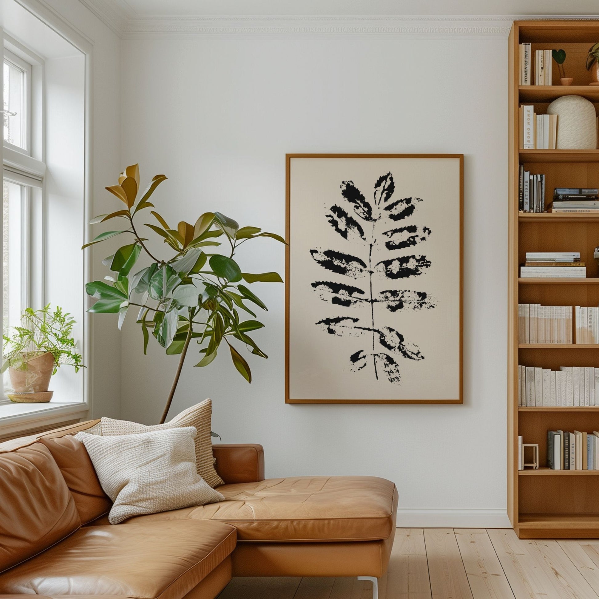 Minimalistisk botanisk plakat Nordic Botanical No1 i lyst nordisk interiør med plante og bokhylle.