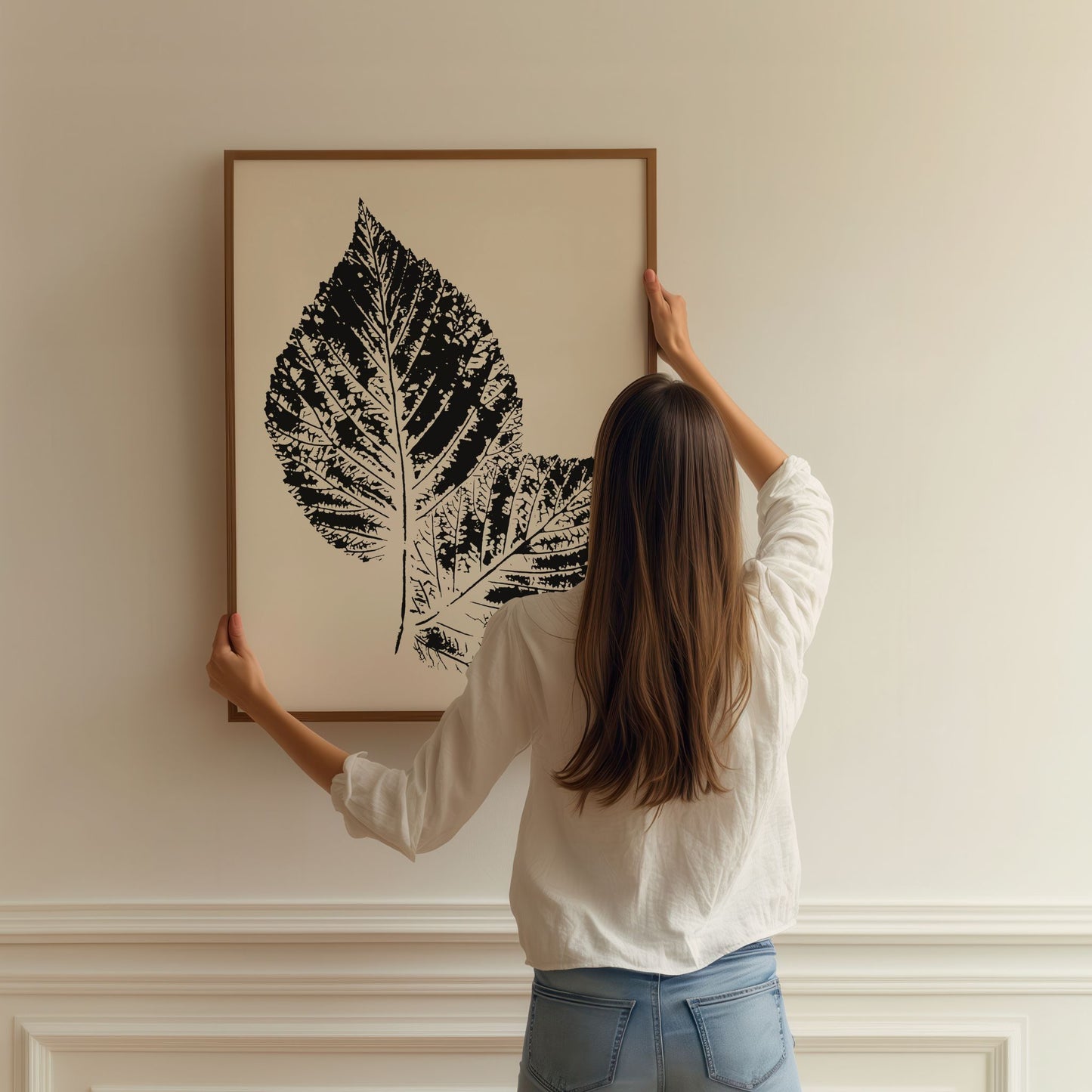 Person henger opp Nordic Botanical No2 på vegg i moderne hjem.