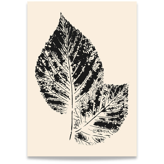 Nordic Botanical No2 minimalistisk botanisk plakat med to detaljerte blader i sort på varm beige bakgrunn.