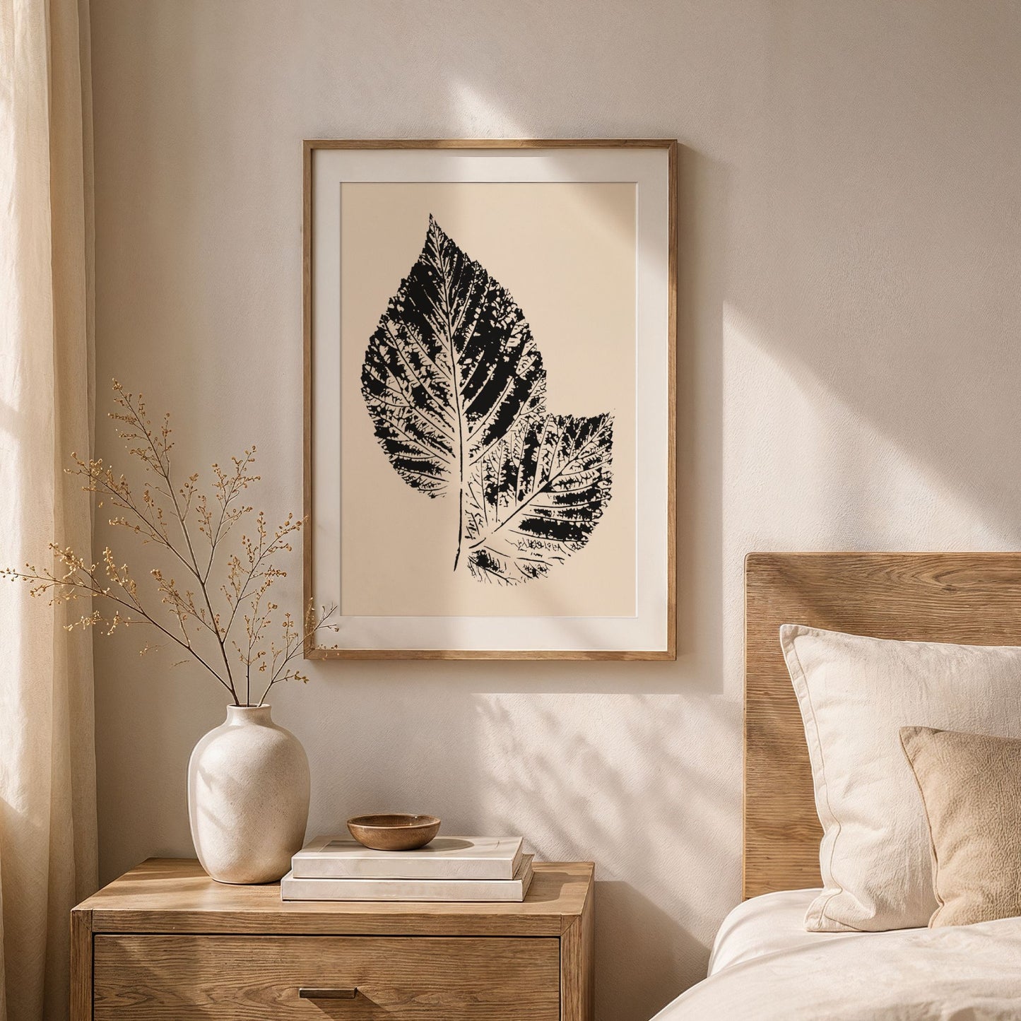 Nordic Botanical No2 som minimalistisk botanisk plakat over nattbord i lyst soverom.