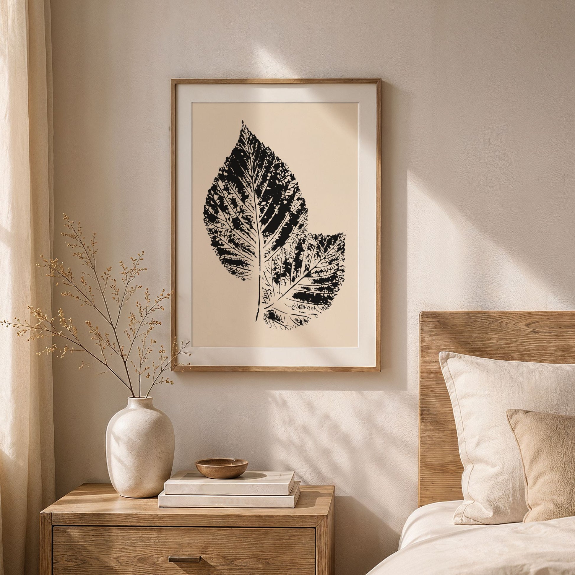 Nordic Botanical No2 som minimalistisk botanisk plakat over nattbord i lyst soverom.