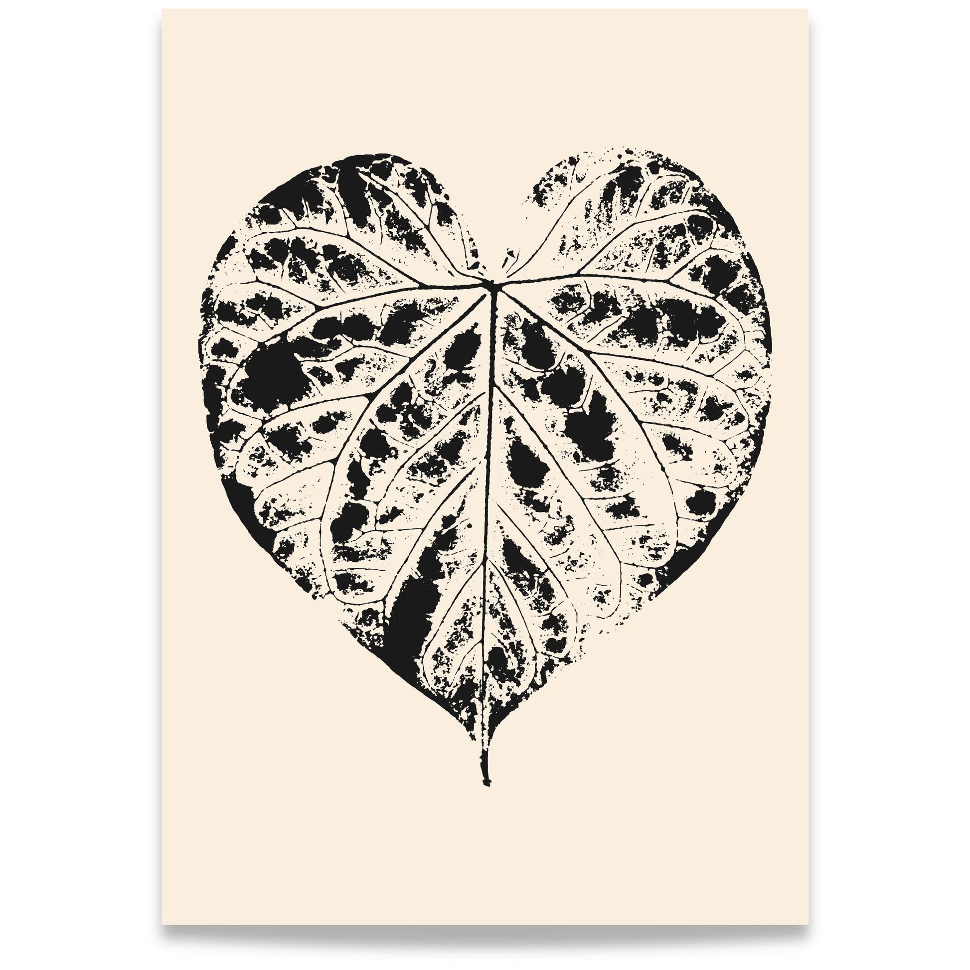 Nordic Botanical No3 botanisk plakat med grafisk hjerteformet blad i sort på varm beige bakgrunn.
