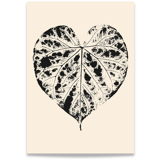 Nordic Botanical No3 botanisk plakat med grafisk hjerteformet blad i sort på varm beige bakgrunn.