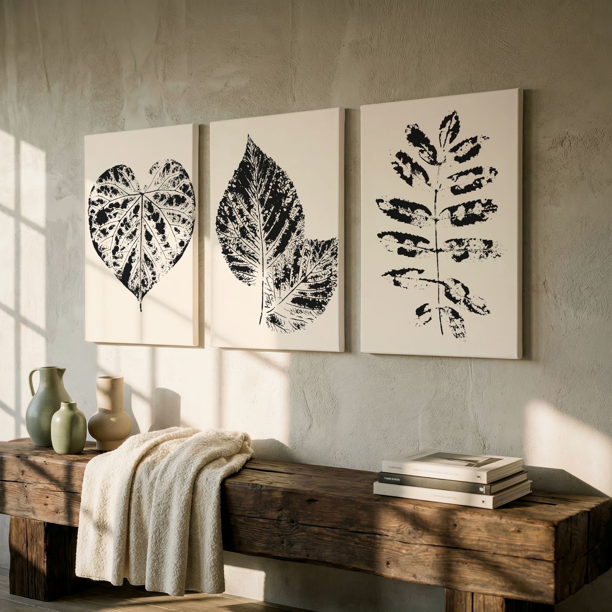 Nordic Botanical Trio som lerretsbilder i et moderne, rustikt interiør.